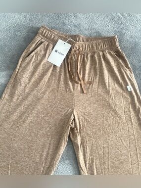 NEER Women’s Capri Lounge Pants Medium Beige Tan Drawstring 3 Pocket Casual